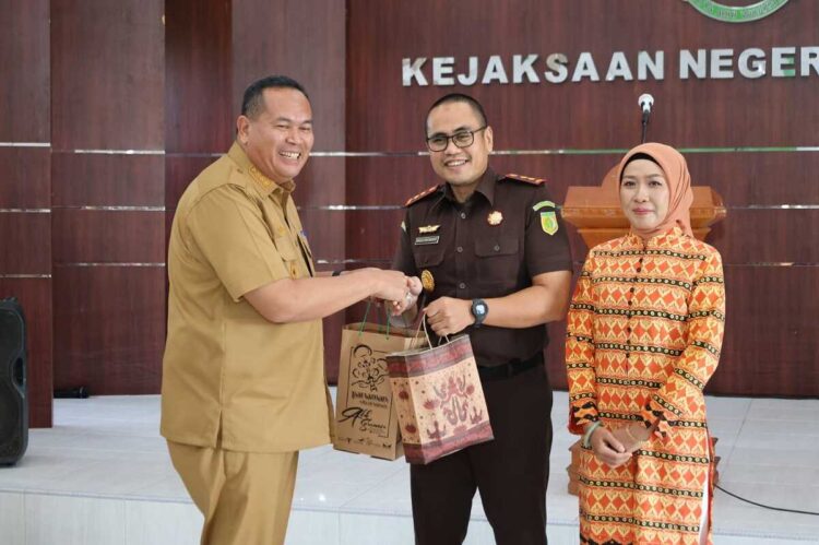 Wako Apresiasi Kinerja Kajari Bagus Priyonggo di Pariaman 1 SERAHKAN CENDERA MATA— Wali Kota Pariaman Yota Balad, menyerahkan cendera mata saat menghadiri pengantar alih tugas Kajari Pariaman, Bagus Priyonggo di Aula Kejaksanaan Negeri, kemarin. Yota Balad menyampaikan apresiasi yang tinggi atas dedikasi dan kerjasama yang telah terjalin selama kepemimpinan Bagus Priyonggo di Pariaman.
