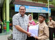 496 Pelajar SMP di Pariaman Terima Seragam Sekolah Gratis