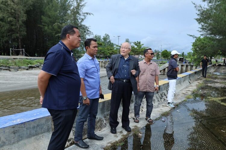CCR Perwakilan Indonesia Hibahkan Filter Air untuk Sekolah di Pariaman 1 FILTERISASI AIR BERSIH— Wali Kota Pariaman, Yota Balad Yota Balad mendampingi Direktur CCR Corporation Japan perwakilan Indonesia, Yasumasa Sasahara, saat mengunjungi Kota Pariaman, kemarin. CCR rencananya akan menghibahkan paket filterisasi untuk sekolah di Kota Pariaman.