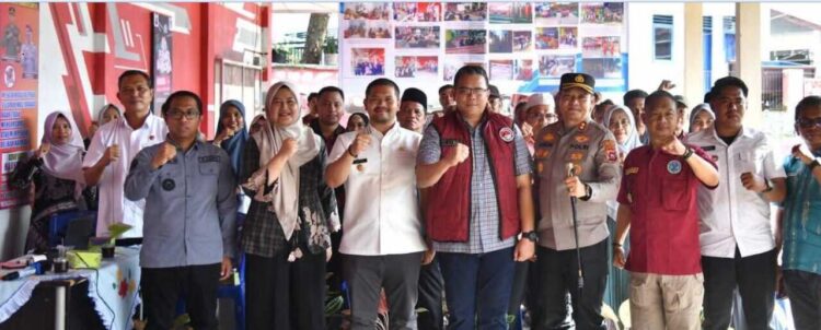 FOTO BERSAMA— Wakil Wali Kota Sawahlunto Jeffry Hibatullah foto bersama saat mendampingi Direktur Reserse Narkoba Polda Sumatera Barat Kombes Pol Wedy Mahadi, dalam kegiatan asistensi Desa Bebas Narkoba yang dilaksanakan di Desa Sikalang, Kecamatan Talawi.