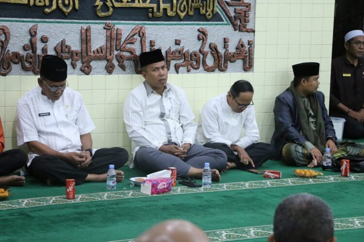 Upaya Memperkuat Keimanan dan Keteladanan Terhadap Akhlak Rasulullah SAW 1 HADIRI—Wakil Wali Kota Pariaman, Mulyadi saat menghadiri wirid.