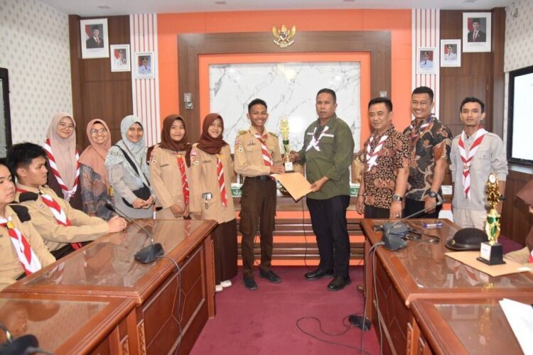 PEMENANG LOMBA—Wakil Wali Kota Pariaman Mulyadi. serahkan sertifikat pemenang lomba video kreatif Pramuka.