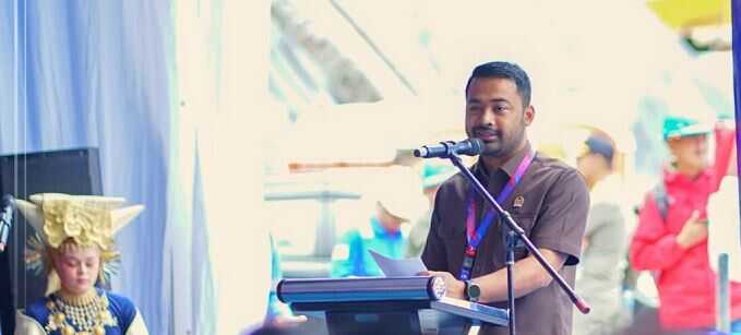 Anggota DPR RI Zigo Rolanda, Investasi Besar, Sokong Kemandirian Fiskal Daerah 1 SAMBUTAN— Anggota Komisi V DPR RI, Zigo Rolanda memberikan sambutan pada acara kunjungan kerja di Kabupaten Solok Selatan.