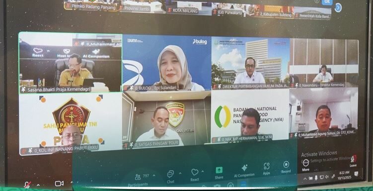 ZOOM MEETING— Menteri Dalam Negeri Tito Karnavian saat memimpin Rapat Koordinasi Pengendalian Inflasi Daerah secara daring, yang juga diikuti Wakil Wali Kota Padang Panjang, Allex Saputra bersama jajaran melalui Zoom Meeting di Ruang VIP Balai Kota, Senin (13/10).
