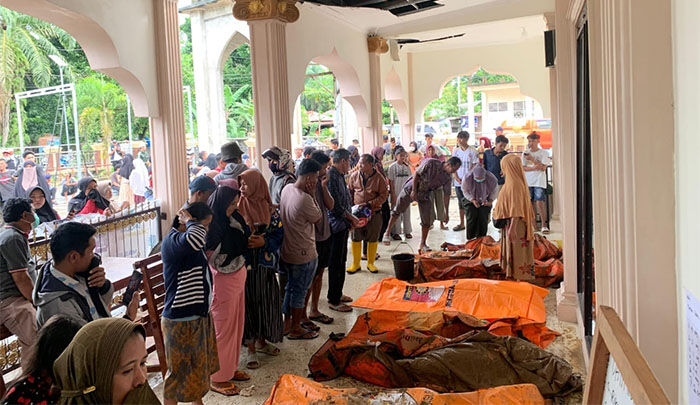 GALODO— Ratusan warga di Nagari Salareh Aia, Kecamatan Palembayan, Kabupaten Agam, menjadi korban galodo. 60 jenazah sudah ditemukan dan 69 lagi masih dicari.