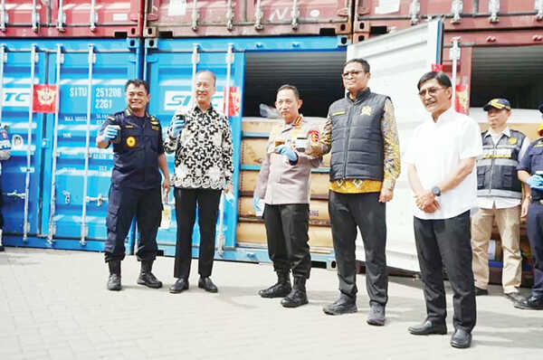 PENGUNGKAPAN— Kapolri Jenderal Listyo Sigit Prabowo saat pengungkapan 87 kontainer pelanggaran ekspor produk turunan CPO.