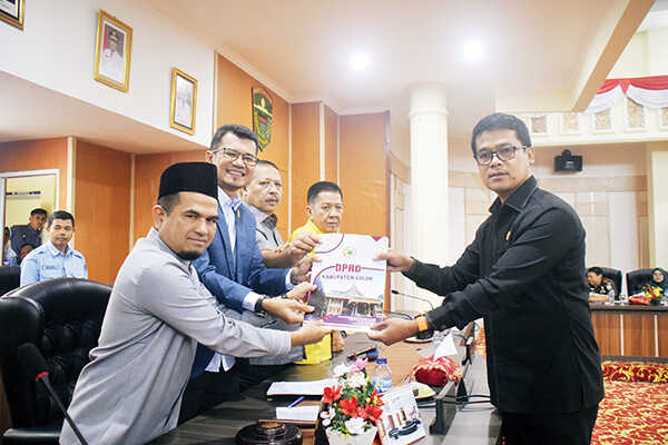 DPRD dan Pemkab Solok Sahkan Ranperda tentang APBD Tahun 2026 jadi Perda 1 JURU bicara DPRD, Basrizal menyampaikan laporan hasil pembahasan.