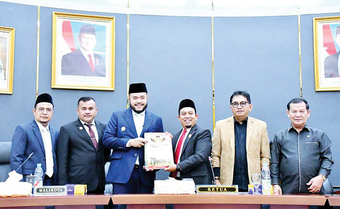 KETUA DPRD Padang, Muharlion menerima dokumen RAPBD TA 2026 dari Wako Padang, Fadly Amran.