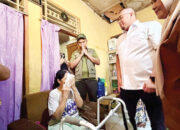 Peduli Warga Sakit, Andre Rosiade Bantu Suami Stroke dan Istri Lumpuh di Gates Nan XX Rp20 Juta