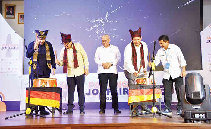 Padang Job Fair 2025, 1.400 Lowongan Dibuka, Pemko Padang Dorong Penurunan Pengangguran 1 Tabuh gendang sebagai penanda terbukanya kegiatan Job Fair 2025 di Kota Padang.