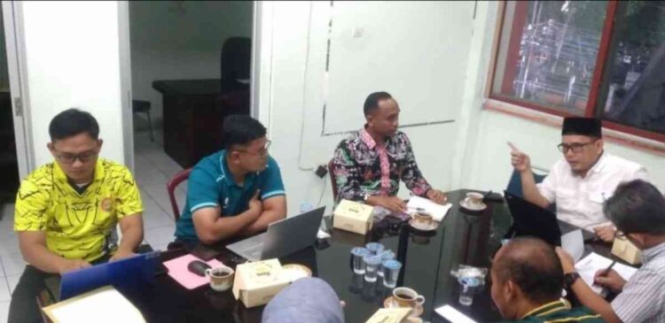 KONI Sumbar Bahas Pengembangan Aplikasi Data dan Standarisasi Kondisi Fisik Atlet 1 RAPAT KERJA— KONI Sumbar Bidang V menggelar rapat kerja, Selasa (11/11) membahas pengembangan aplikasi data atlet dan perumusan standarisasi kondisi fisik cabor.