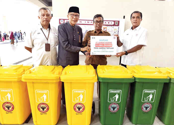Tanamkan Budaya Peduli Lingkungan, PT Semen Padang Serahkan 16 Tong Sampah Terpilah ke Masjid Raya Sumbar dan Sekolah 1 BANTUAN TONG SAMPAH TERPILAH— Kepala Unit CSR PT Semen Padang, Idris (kanan), menyerahkan tong sampah terpilah kepada Kepala Kantor Masjid Raya Syekh Ahmad Khatib Al-Minangkabawi, Herius Nasir. Penyerahan bantuan tersebut turut disaksikan oleh Kepala Dinas Lingkungan Hidup (DLH) Provinsi Sumbar, Tasliatul Fuaddi. Bantuan serupa juga diberikan kepada SMP Semen Padang School.