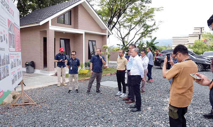 Material Bangunan Ramah Lingkungan dan Tahan Gempa, BTN Lirik Inovasi SEPABLOCK Semen Padang untuk Akselerasi KPR 1 KUNJUNGAN BP BUMN & BTN— Rombongan Badan Pembina Badan Usaha Milik Negara (BP BUMN) bersama Bank Tabungan Negara (BTN) mengunjungi Rumah contoh Semen Padang Bata Interlock (SEPABLOCK), yang dikenal ramah lingkungan sekaligus tahan gempa.