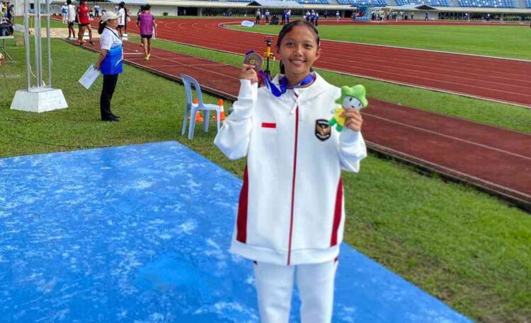 PRESTASI— Atlet muda Sumbar, Wilna Selvi, kembali mengharumkan nama Indonesia di pentas internasional. Pada ajang ASEAN School Games (ASG) 2025 di Bandar Seri Begawan, Brunei Darussalam, Minggu (23/11), Wilna sukses meraih medali perunggu di nomor lari 3.000 meter.