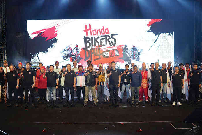Dari Sabang hingga Merauke, 32.373 Bikers Jalin Persaudaraan di Honda Bikers Day 2025 1 KOMUNITAS HONDA— Momen kebersamaan antara manajemen AHM dan komunitas Honda dari penjuru nusantara mewarnai puncak perayaan Honda Bikers Day (HBD) 2025.