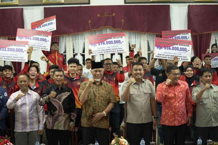 Apresiasi Atlet dan Pelatih Berprestasi, Pemprov Sumbar Serahkan Bonus Rp9,01 Miliar 1 PENYERAHAN BONUS— Penyerahan bonus kepada atlet dan pelatih berprestasi yang dihadiri oleh Wagub Vasko Ruseimy, jajaran Forkopimda Sumbar, Ketua KONI kabupaten/kota, ketua Pengprov cabor, serta para atlet dan pelatih penerima bonus.