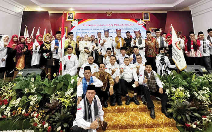 Andre Rosiade: IKM Siap Pecahkan Rekor Dunia Masak Rendang 20-30 Ton Serentak se-Indonesia 1 SIAP CATAT SEJARAH BARU— Ikatan Keluarga Minang (IKM) bersiap mencetak sejarah baru. Ketua Umum DPP IKM Andre Rosiade mengumumkan rencana spektakuler untuk memecahkan rekor dunia dengan memasak rendang hingga 30 ton secara serentak di seluruh Indonesia, saat menghadiri pelantikan pengurus DPW IKM Provinsi Bengkulu yang dipimpin Adnas Datuk Damuanso Nan Hitam, Sabtu (15/11) malam.