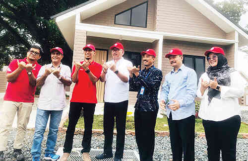 Sekjen Kemensos Kagumi Rumah SEPABLOCK PT Semen Padang, Hadirkan 11 Unit Rumah Sejahtera Terpadu dari Semen Padang Bata Interlock 1 KUNJUNGI RUMAH SEPABLOCK— Sekjen Kemensos Robben Rico, kagum terhadap inovasi rumah contoh yang dibangun menggunakan Semen Padang Bata Interlock (SEPABLOCK) milik PT Semen Padang, saat mengunjungi langsung rumah contoh yang berada di area PT Semen Padang.