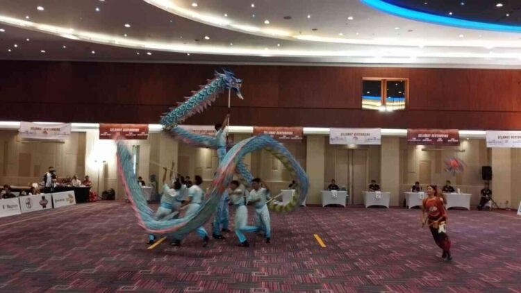 KEJURNAS BARONGSAI— Atraksi atlet Barongsai Sumbar pada Kejurnas Barongsoi 2025 yang berlangsung di Prime Plaza Hotel Sanur, Sanur, Kota Denpasar, Bali, pada 22–24 November 2025.