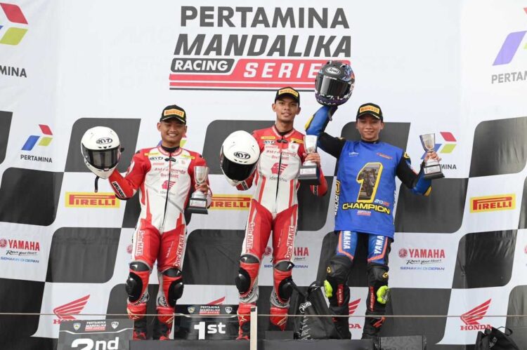 RAIH PODIUM— Pebalap binaan Astra Honda M. Adenanta Putra (tengah) dan Rheza Danica Ahrens (kiri) berhasil meraih podium pertama dan kedua pada kelas Nasional Sport 600cc pada gelaran Mandalika Racing Series seri kelima yang selenggarakan di Pertamina Mandalika International Circuit, Lombok, Nusa Tenggara Barat (1-2/11).