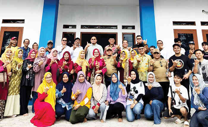 TINJAU DAPUR SPPG— Ketua Umum IKM yang juga Anggota DPR RI Andre Rosiade meninjau Satuan Pelayanan Pemenuhan Gizi (SPPG) Program MBG, di Kampung Melayu Muara Dua, Kecamatan Kampung Melayu, Kota Bengkulu, Provinsi Bengkulu pada Sabtu (15/11) lalu. Dapur MBG ini dikelola oleh perantau Minang.