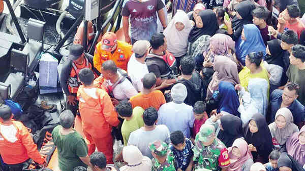 NELAYAN HILANG KONTAK— Seluruh nelayan yang hilang kontak di perairan Pulau Pangkal, Kabupaten Pasaman Barat, berhasil dievakuasi oleh tim SAR gabungan dan dibawa ke daratan untuk mendapatkan penanganan lebih lanjut, Jumat (21/11).