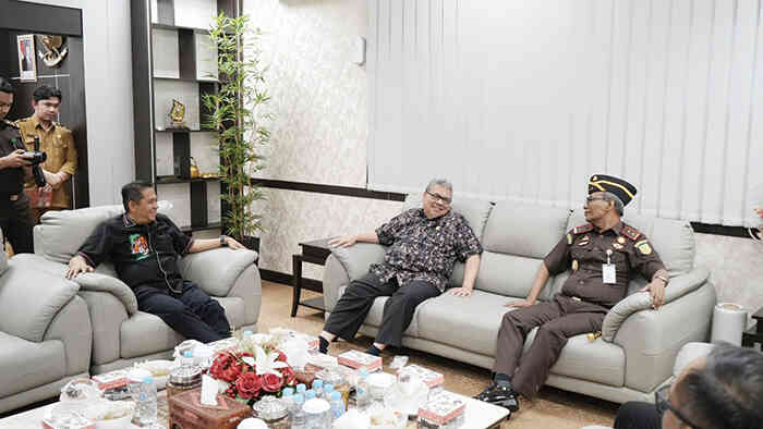 Baru Sebulan Menjabat, Kajati Sumbar Sambangi DPRD Sumbar, Muhidi: Pertemuan ini Perkuat Kolaborasi dan Sinergi 1 SILATURAHMI— Ketua DPRD Sumbar, Muhidi didampingi Wakil Ketua Evi Yandri Rajo Budiman berbincang dengan Kepala Kejati Sumbar, Muhibuddin.