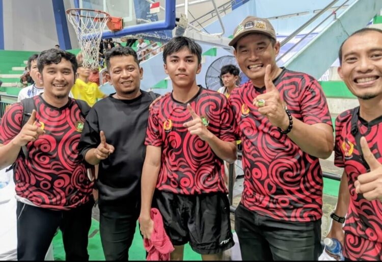 FOTO BERSAMA— Mumtaz (tengah) foto bersama official san pelatih tenis meja Sumbar usai meraih medali emas dari nomor U17 Putra. Mumtaz juga merebut dua perak dari dua berbeda.
