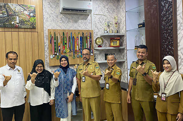 TERIMA KUNJUNGAN— Sekretaris DPRD Sumbar, Maifrizon saat menerima kunjungan tim komisi Informasi Sumatera Barat (KI) Sumbar di ruangan kerjanya, Senin (3/11).