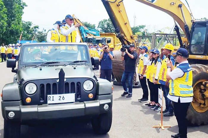Setiap Detik Soal Nyawa, Menteri PU Dody Hanggodo Instruksikan Jajaran Siaga 24 Jam Tangani Bencana 1 APEL SIAGA— Kementerian Pekerjaan Umum (PU) Dody Hanggodo dalam Apel Siaga Tanggap Bencana yang digelar di Kantor Direktorat Bina Teknik Jalan dan Jembatan, Bandung, Kamis (4/9).