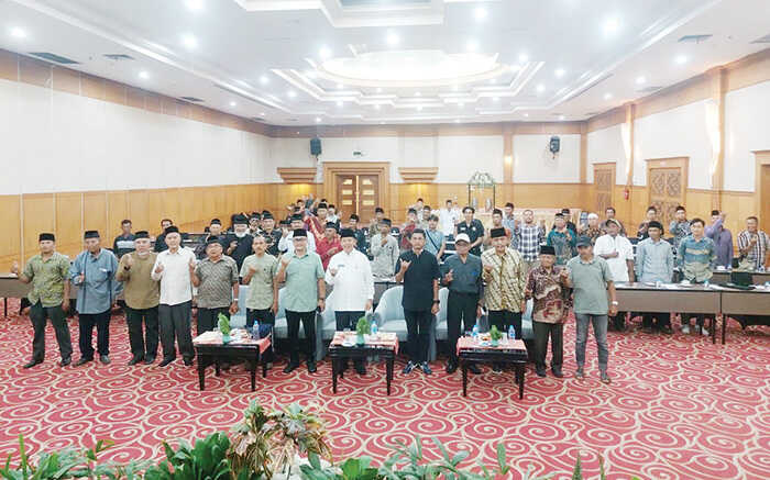 Kepala Dinas Kebudayaan Sumbar, Jefrinal Arifin, Kepala Bidang Sejarah, Nilai Tradisi, dan Adat, Fadhli Junaidi bersama peserta bimtek.