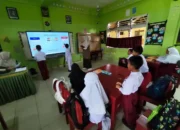 Siswa Lebih BersemangatBelajar dengan Smartboard