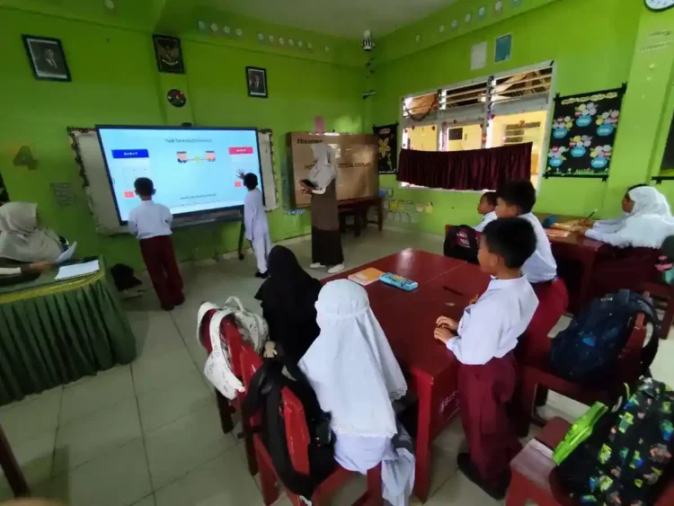 SEMANGAT BELAJAR—Siswa SD di Lima Puluh Kota terlihat bersemangat belajar dengan smartboard karena bisa mendengar suara lebih jelas dan terlihat.