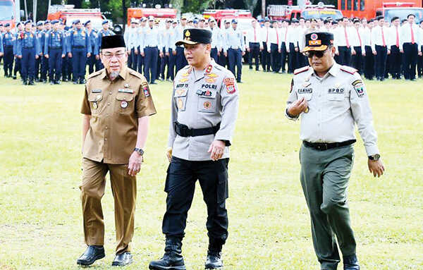Hari ini, Sirine Tsunami Berbunyi Pukul 10.04, 200 Ribu Warga di Zona Merah Harus Evakuasi Menuju TES 1 APEL KESIAPAN TANGGAP DARURAT— Kapolda Sumbar Irjen Pol Gatot Tri Suryanta bersama Wakil Wali Kota Padang Maigus Nasir, saat menghadiri Apel Kesiapan Tanggap Darurat Bencana Tahun 2025 yang digelar di Lapangan Imam Bonjol, Selasa (4/11). Hari ini, Pemko mengadakan Tsunami Drill terbesar di Indonesia dengan melibatkan sekitar 200 ribu warga.