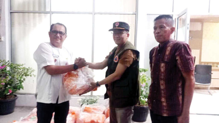 Abrasi Pantai di Beremas dan Berok Nipah, BPBD Salurkan Bantuan 1 SALURKAN BANTUAN— BPBD Kota Padang menyalurkan sejumlah bantuan untuk warga yang terdampak abrasi pantai, di kawasan Beremas, Kecamatan Lubeg dan Nipah, Kecamatan Padang Selatan.
