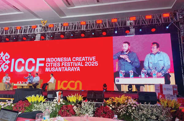 PEMBICARA— Wali Kota Padang Fadly Amran memaparkan Padang Road to Gastronomy City, saat menjadi salah satu pembicara pada event Indonesia Creative Cities Festival (ICCN) 2025 di Kota Malang.
