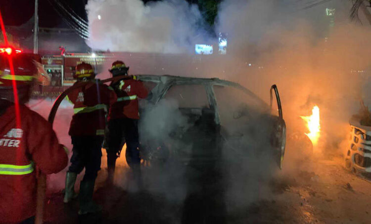 PADAMKAN API— Petugas Damkar melakukan penyemprotan air untuk memadamkan api yang membakar mobil Terios di RS Siti Rahmah Padang.