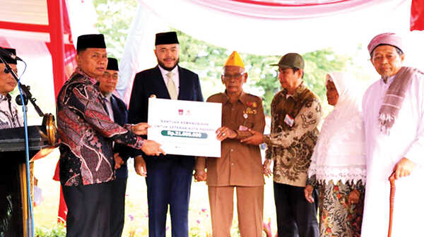 Veteran Berusia 103 Tahun Terima Santunan di Hari Pahlawan 1 SERAHKAN SANTUNAN VETERAN— Wali Kota Padang, Fadly Amran menyerahkan santunan kepada para veteran dan janda perintis usai pelaksanaan upacara peringatan Hari Pahlawan, di di lapangan upacara Balaikota Aia Pacah, Senin (10/11) pagi.