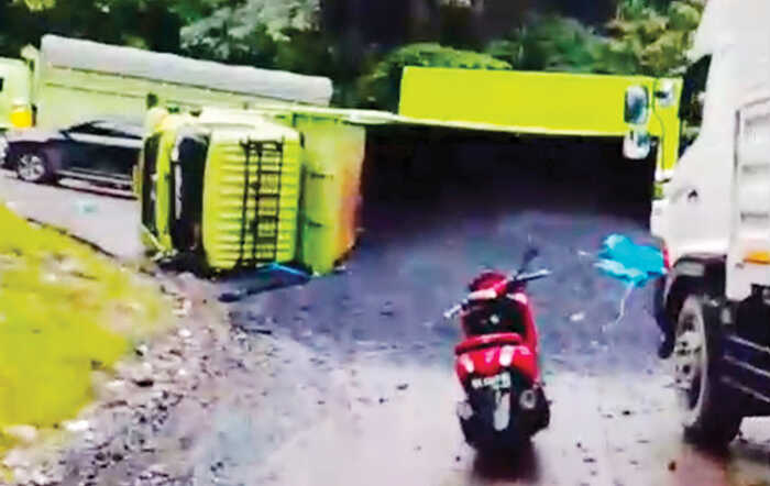 Truk Batu Bara Terbalik di Sitinjau Lauik, Ribuan Kendaraan Terjebak Macet 1 TRUK TERBALIK— Kondisi truk batu bara yang terbalik di Sitinjau Lauik, Kota Padang hingga menimbulkan kemacetan parah.