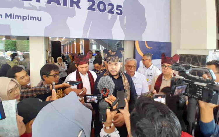 KETERANGAN PERS— Wali Kota Padang FAdly AMrtan menjawab pertanyaan wartawan terkait persoalan temuan pemeriksaan Ombudsman Perwakilan Sumatera Barat (Sumbar) terhadap RSUD Rasidin.