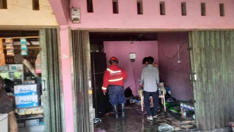 KEBAKARAN— Petugas Damkar memadamkan api yang membakar warung di Kelurahan Pasia Nan Tigo, Kecamatan Koto Tangah.