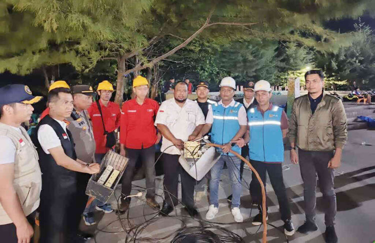 Satgas Pendapatan Pemko Temukan Pencurian Listrik di Pantai Padang, Kabel, Stop Kontak Diamankan 1 RAZIA PEMANFAATAN PJU— Satgas Pendapatan Pemko bersama Tim Gabungan tindakan pencurian listrik dari pedagang yang berjualan di depan kawasan Lapau Cimpago, Taplau. Dimana arus listrik diambil secara ilegal dari kabel induk milik PLN tanpa meteran, Rabu (12/11) malam.