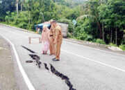 Hujan Deras Sebabkan Jalan di Bukit Peti-Peti Retak, Pengendara Diminta Hati-hati, Ada 2 Titik Tiang Listrik Mengancam