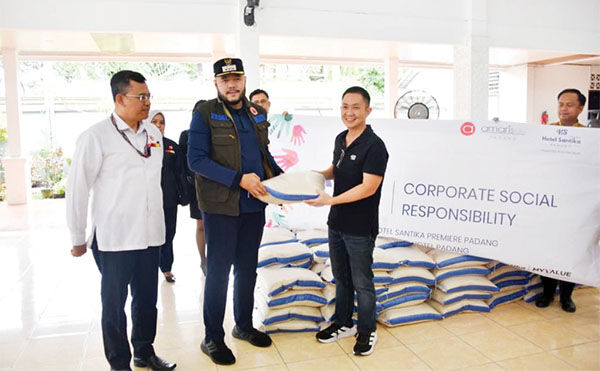 BANTUAN BERAS— Grup Santika dan Amaris Hotel memberikan bantuan berupa 2 ton beras untuk korban bencana. Bantuan tersebut diserahkan langsung ke Posko Utama Tanggap Darurat Kota Padang yang berlokasi di Palanta Rumah Dinas Wali Kota Padang, Jumat (28/11).