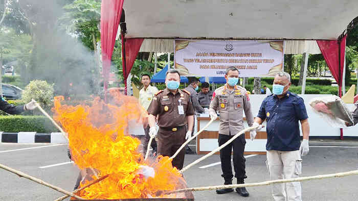 Kejari Agam Musnahkan Barang Bukti 58 Kasus, Narkotika Masih Mendominasi 1 PEMUSNAHAN BB— Kejari Agam kembali menggelar pemusnahan Barang Bukti 58 kasus kejahatan pidana umum yang telah dinyatakan berkekuatan hukum tetap selama Juni hingga November 2025 Kamis (13/11) di Kantor Kejaksaan Negeri Agam.