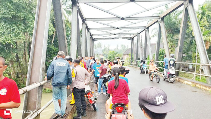 HILANG— Warga beramai-ramai mencari peternak yang hilang terseret arus di Sungai Lubuk Kubang, Nagari Kampung Tangah, Kecamatan Lubuk Basung, Kabupaten Agam.