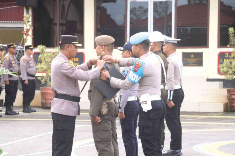 APEL GELAR PASUKAN— Kapolresta Bukittinggi Kombes Pol Ruly Indra Wijayanto memimpin apel gelar pasukan Operasi Zebra Singgalang 2025 di halaman Mapolresta Bukittinggi, Senin (17/11).