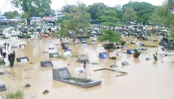 TERENDAM BANJIR— Hujan deras yang melanda Kota Padang menyebabkan TPU Tunggul Hitam terendam banjir hingga sebabkan peti mayat muncul ke permukaan.