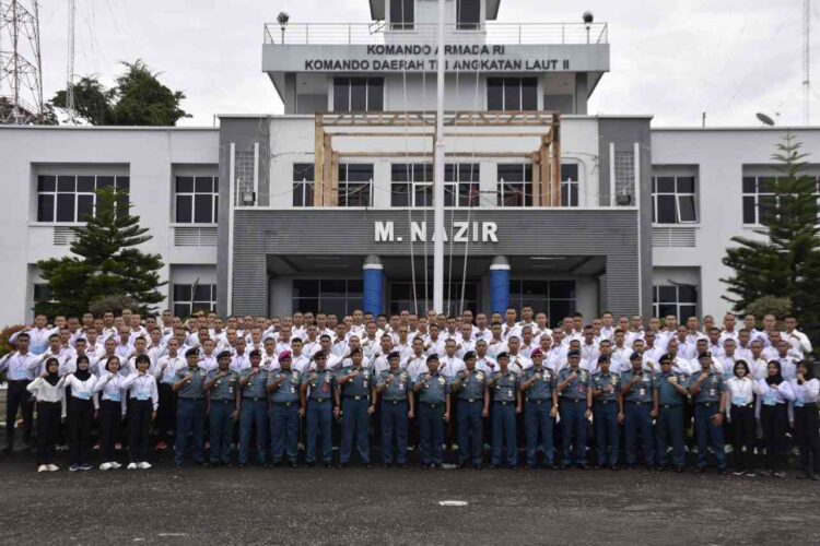 Sebelum Ikuti Pantukhirpus di Malang, 120 Casis Prajurit TNI AL Dapat Arahan Dankodaeral II 1 FOTO BERSAMA—Sebanyak 120 calon siswa (casis) prajurit TNI Angkatan Laut usai dapoat arahan foto bersama sebelum diberangkatkan ke tes penentuan akhir pusat atau Pantukhirpus Kamis (13/11), di Malang Jawa Timur.