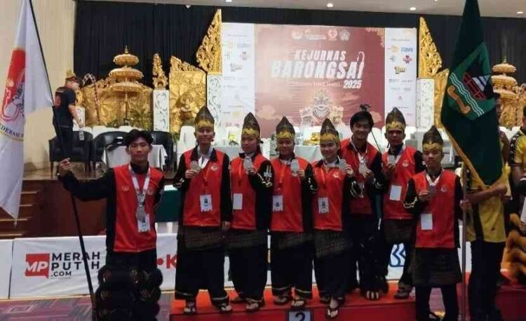 MEDALI PERAK— Kontingen Sumbar yang meraih medali perak Kategori Tradisional Kejurnas Barongsai 2025 di Bali, Sabtu (22/11) malam.
